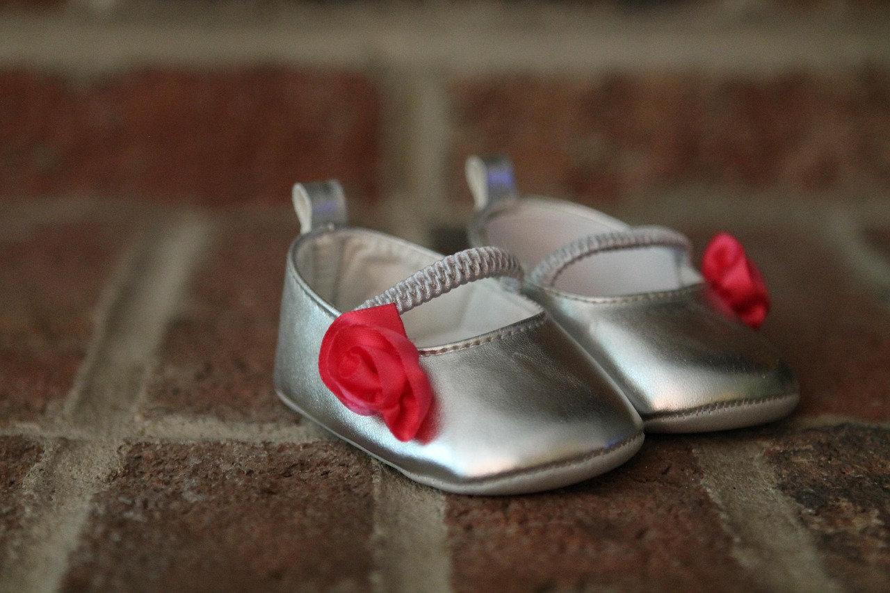 A cute pregnancy announcement photo setup