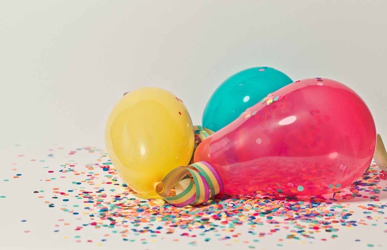 30 Gorgeous Baby Shower Balloon Ideas (DIY & Easy)